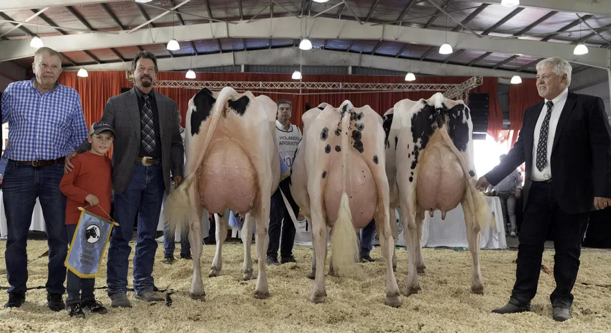 Vacas galardonas junto a Guillermo Miretti-juradoMike Deaver yvice pte Acha Leslie Widderson 