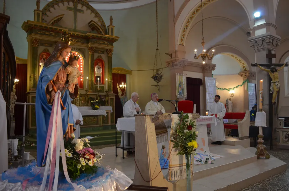 Obispo celebrando misa con Zenclusen