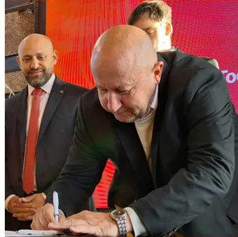 Gustavo Capella firma convenio