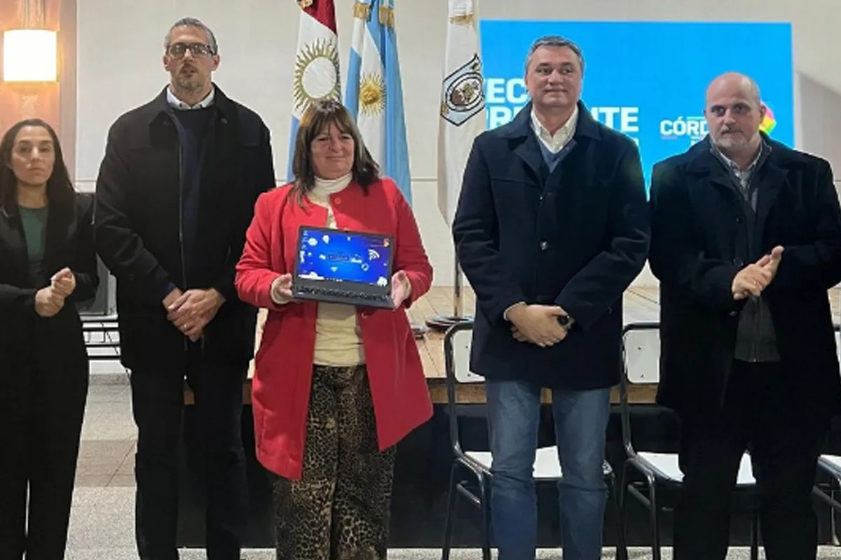 Universidad Entrega computadoras