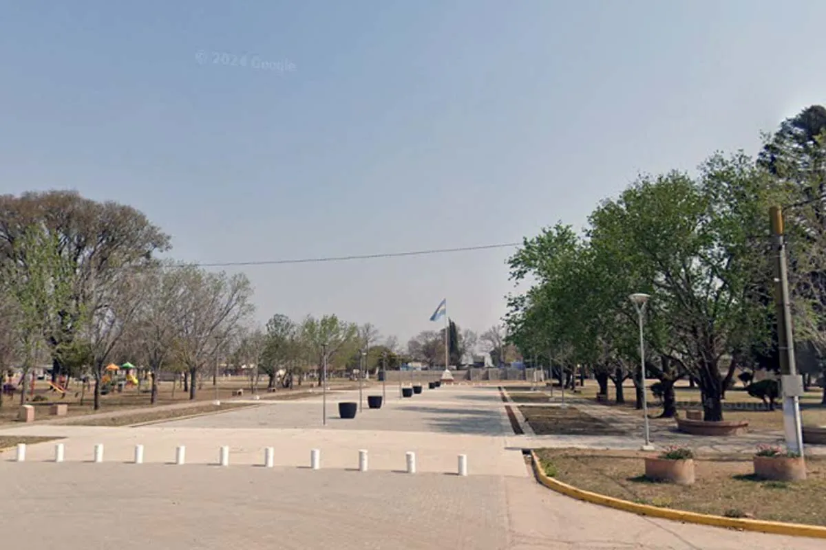 Vignaud peatonal entre dos plazas