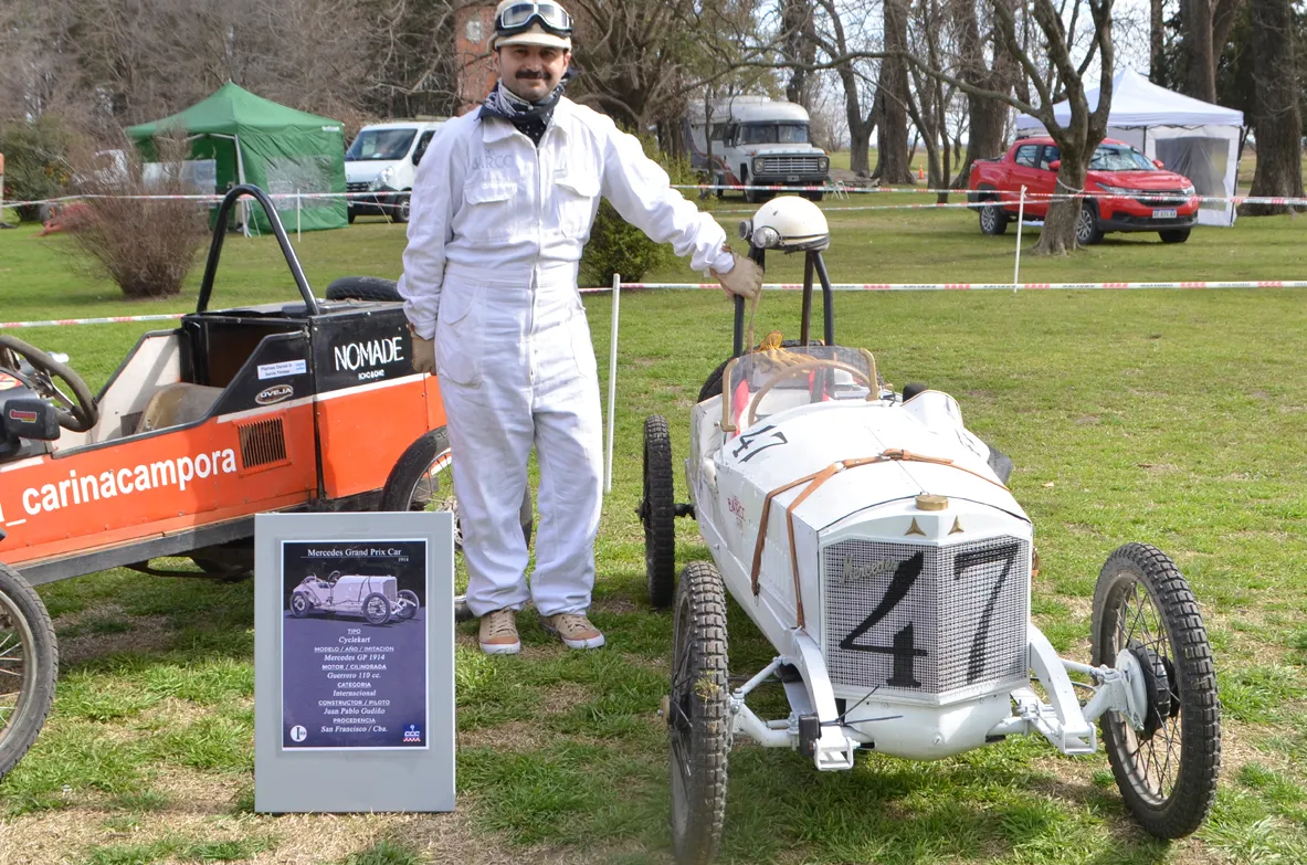 Constructor y piloto junto al auto