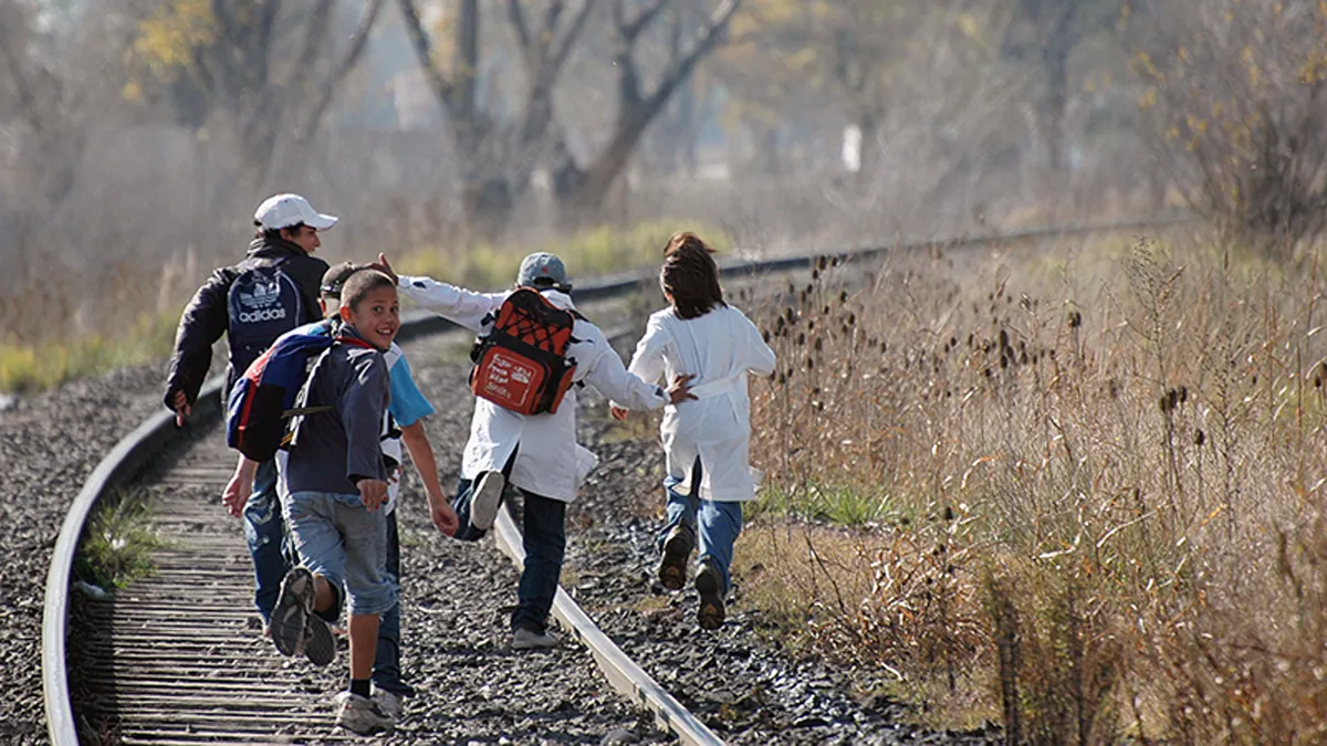 La escuela al patio de atras