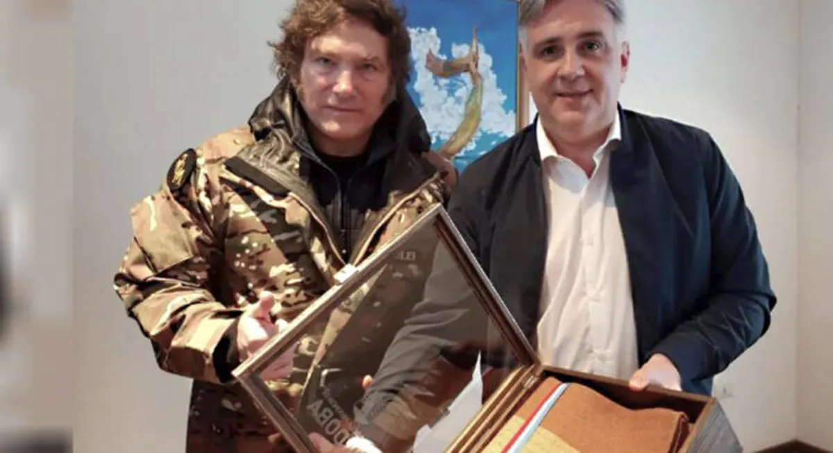 El hombre que no quiso ensuciar su disfraz con los bomberos 