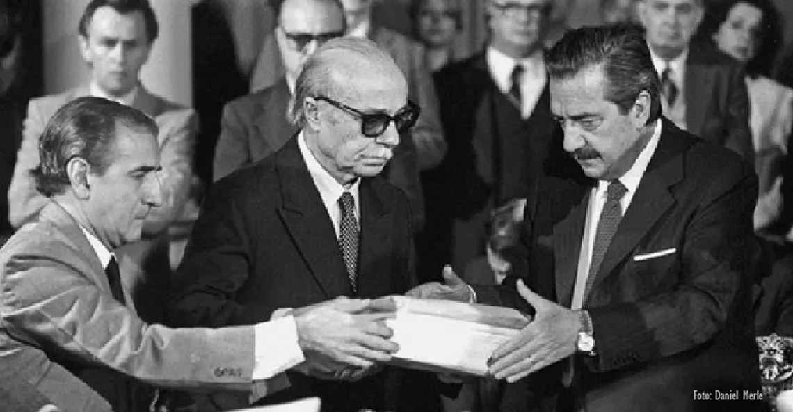 Alfonsin recibe el nunca mas