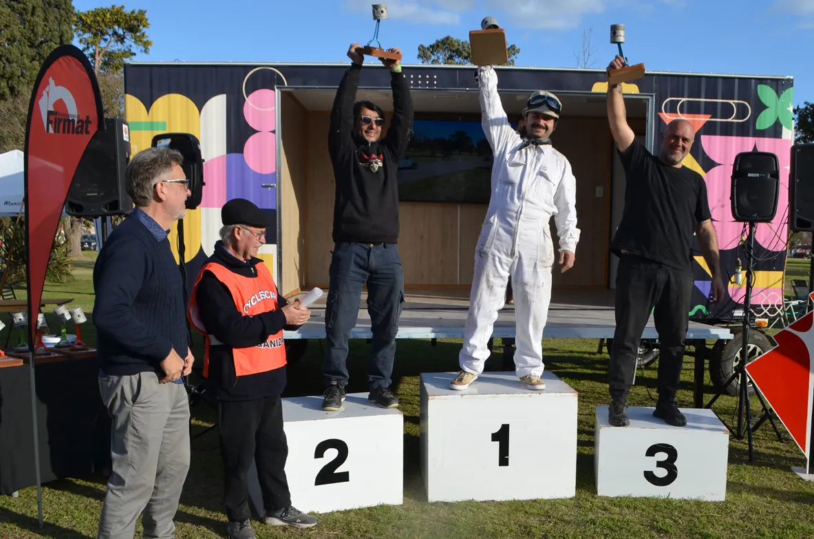 Juan Pablo Gudiño en lo alto del podio recibiendo su trofeo