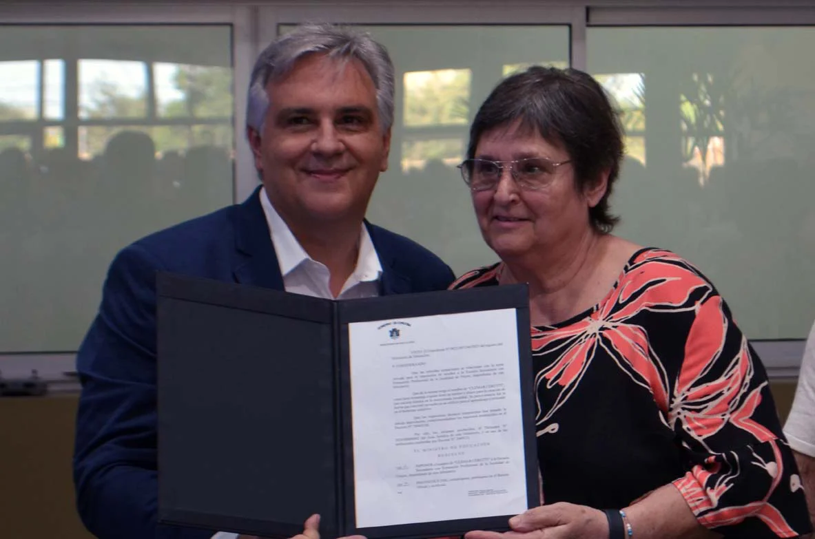 Martín Llaryora entrega a Alicia Bruera el decreto imponiendo el nombre de Clemar Cerutti a la escuela