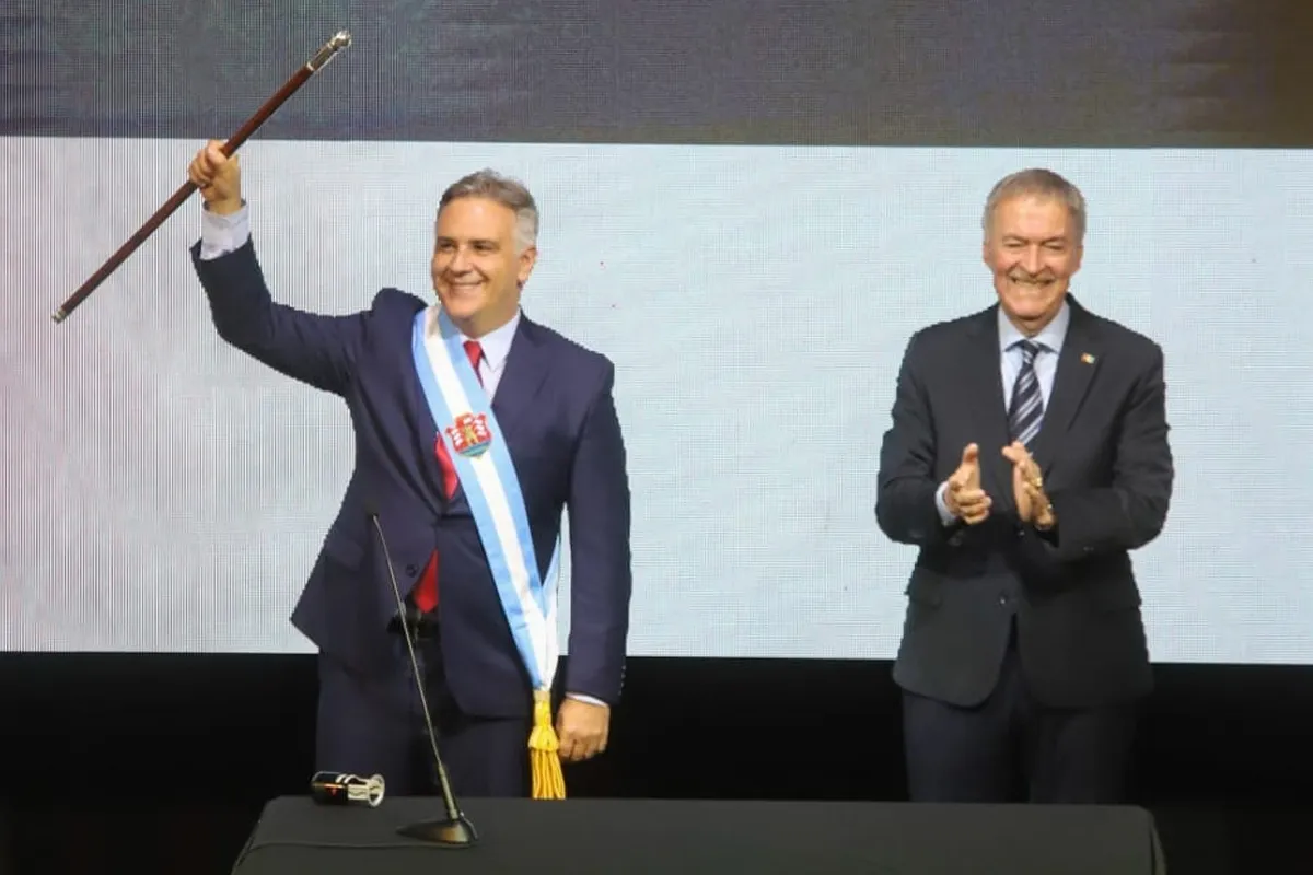 Martin Llaryora recibe atributos