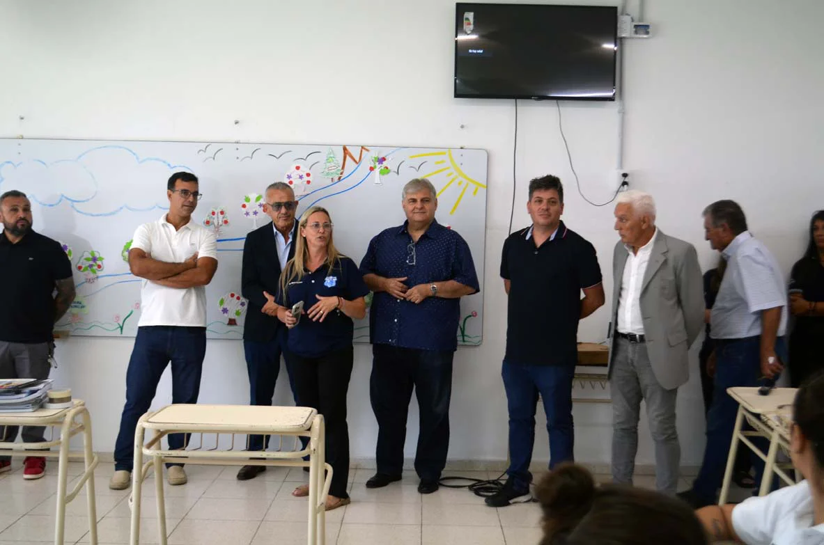 Toman contacto con docentes del Instituto