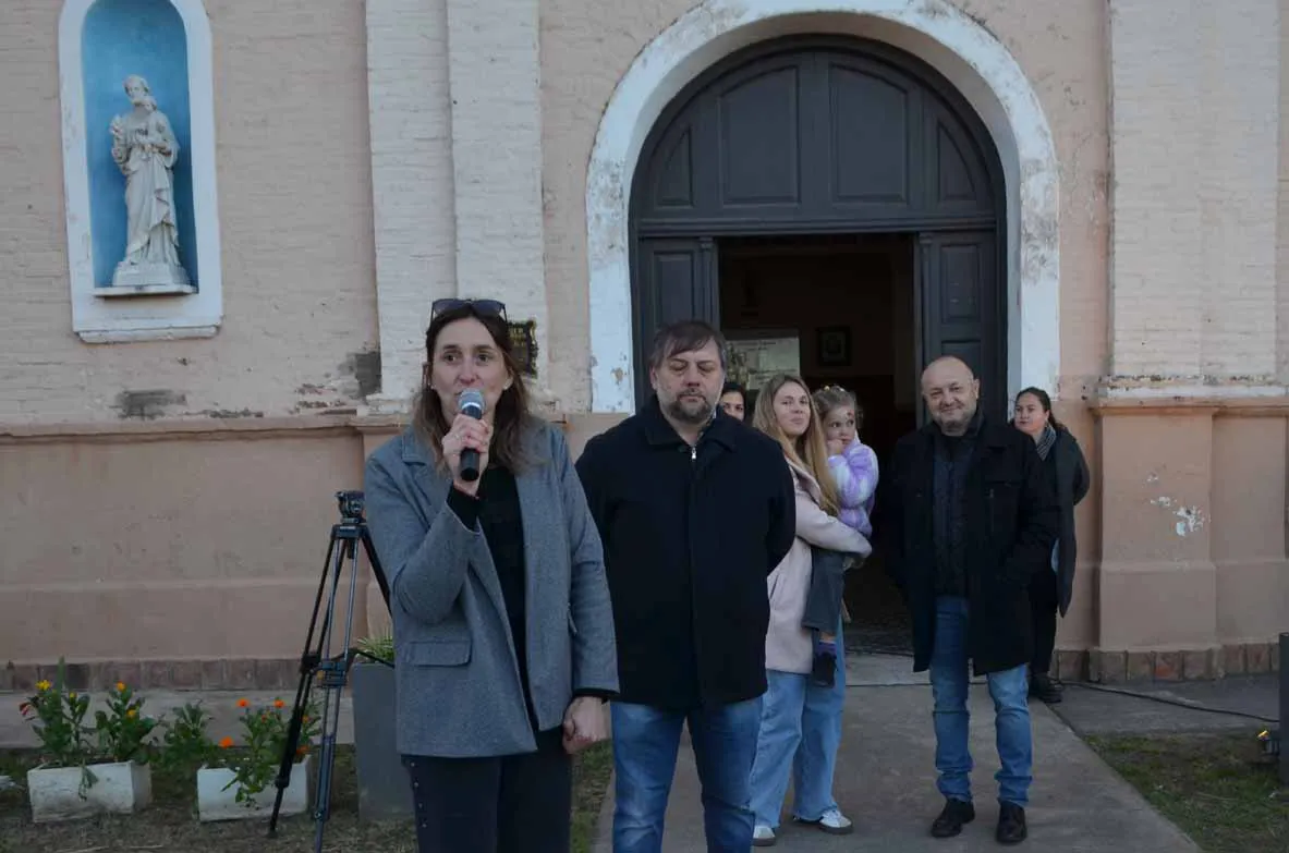 Foro-Evangelina Vigna y Gustavo Mina dando bienvenida
